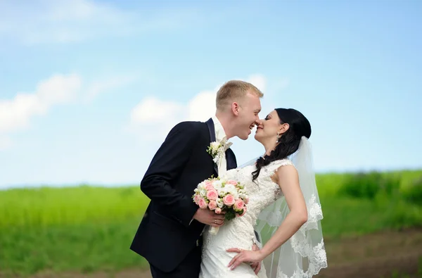 Bruden och brudgummen med en romantisk stund på deras bröllop — Stockfoto