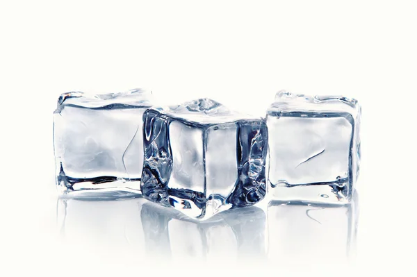 흰 바탕에 물방울이 떨어지는 얼음 조각들 — 스톡 사진