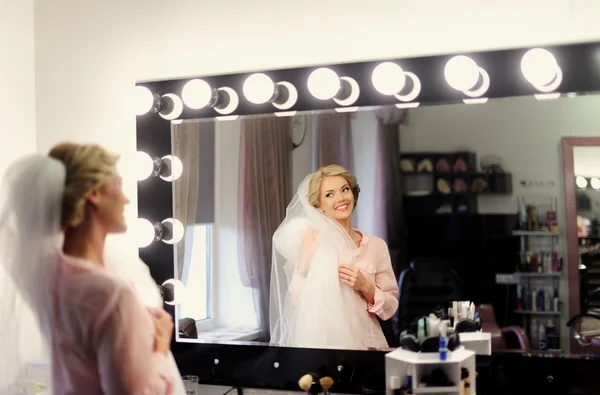 Makeup for bride on the wedding day — Stock Photo, Image