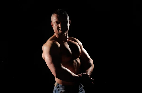 Mięśni mężczyzna pozowanie na czarnym tle — Zdjęcie stockowe