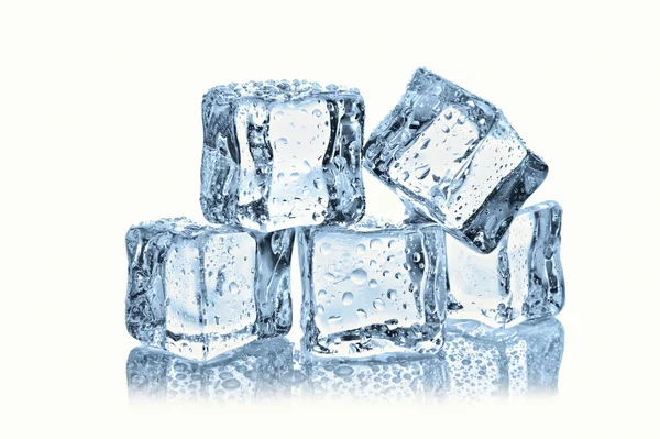 Кубики льоду з краплями води на білому тлі — стокове фото