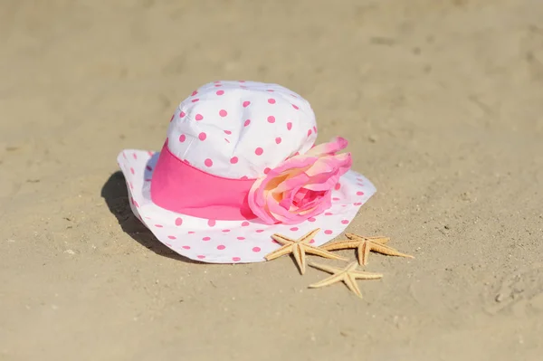 Starfish with hat on sand — Stock Photo, Image