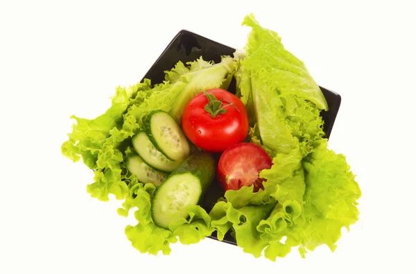 Grüner Salat, Tomaten und Gurken isoliert auf dem weißen Backgro — Stockfoto