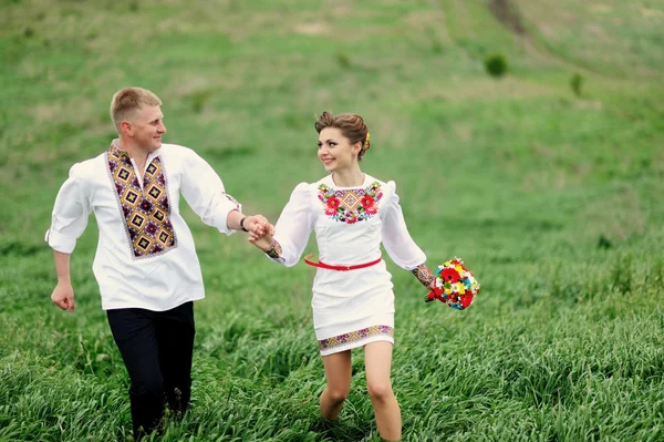 Retrato de pareja ucraniana cariñosa — Foto de Stock