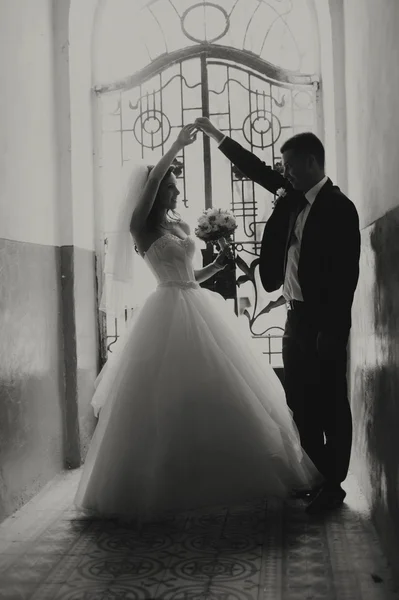Mireasă fericită și mire la nunta lor — Fotografie, imagine de stoc