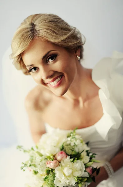 Young bride outdoor — Stock Photo, Image