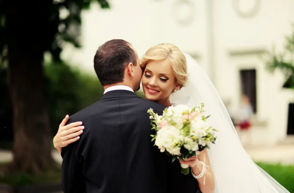 Glückliche Braut und Bräutigam zur Hochzeit — Stockfoto