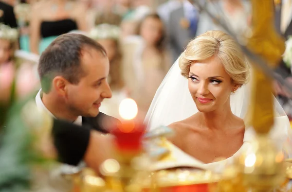 Sposa e sposo in chiesa — Foto Stock