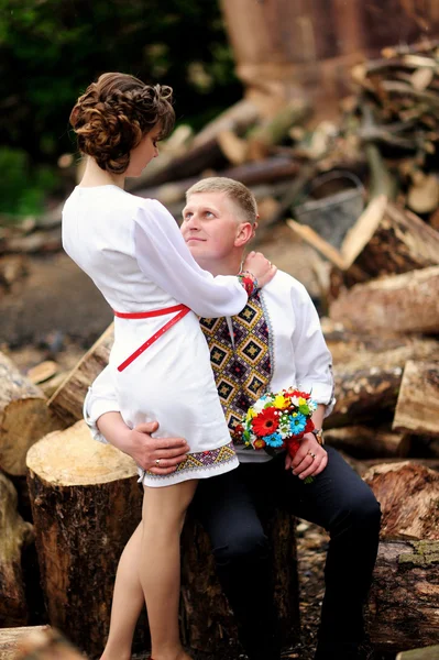 Retrato de casal ucraniano afetuoso — Fotografia de Stock