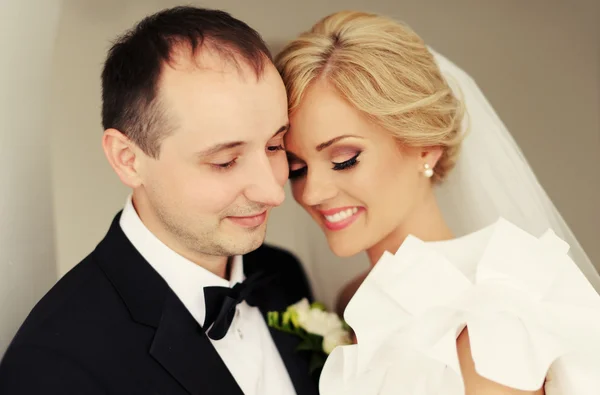 Glückliche Braut und Bräutigam zur Hochzeit — Stockfoto