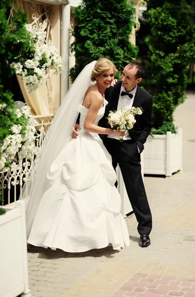 Glückliche Braut und Bräutigam zur Hochzeit — Stockfoto