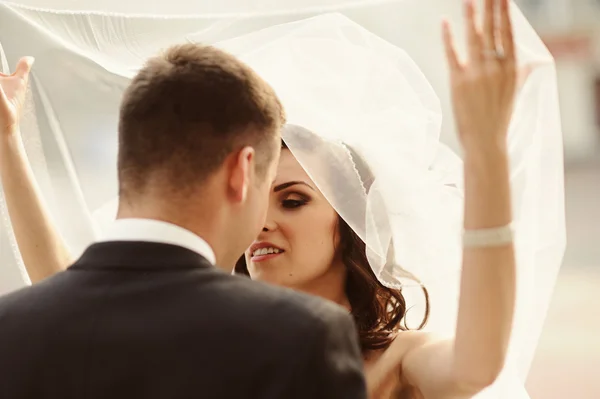 Glückliche Braut und Bräutigam zur Hochzeit — Stockfoto