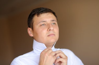 soyunma odasında damat