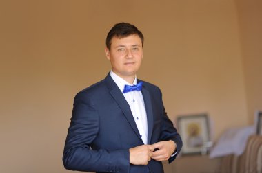 soyunma odasında damat