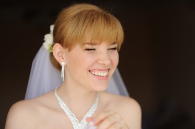 Mavi gözlü genç gelin