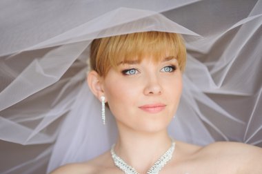 Mavi gözlü genç gelin