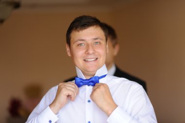 soyunma odasında damat