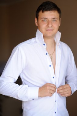 soyunma odasında damat