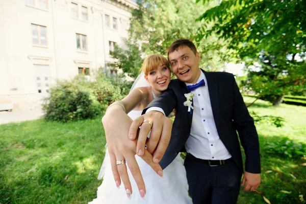 Glückliche Braut und Bräutigam zur Hochzeit — Stockfoto