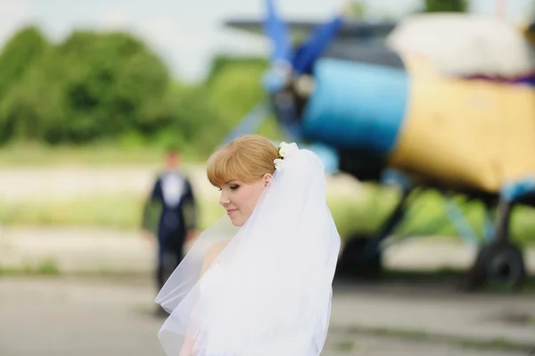 Joven novia en el día de la boda —  Fotos de Stock