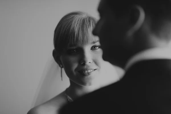 Glückliche Braut und Bräutigam zur Hochzeit — Stockfoto