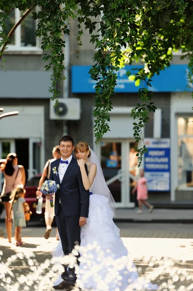 Glückliche Braut und Bräutigam zur Hochzeit — Stockfoto