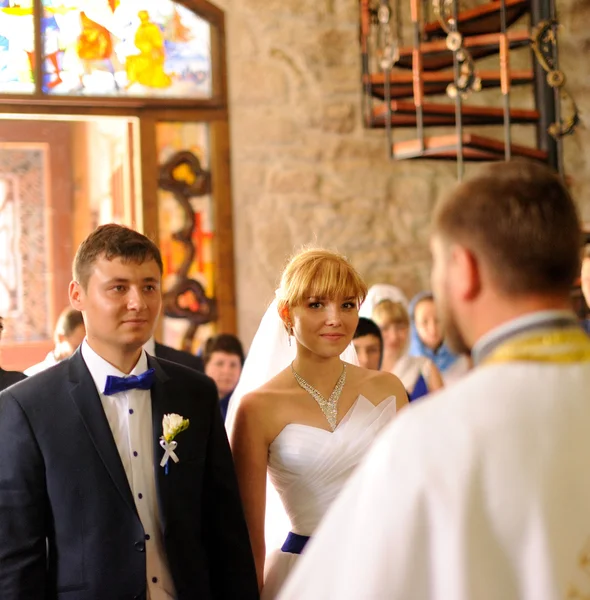 Наречений і наречений в церкві — стокове фото