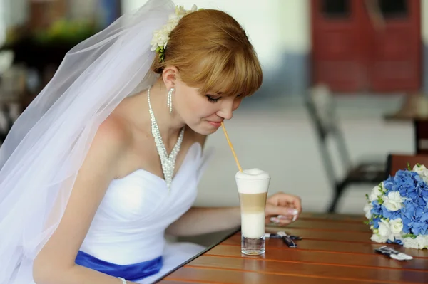 Joven novia en el día de la boda —  Fotos de Stock
