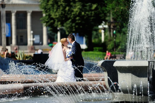 Feliz novia y novio en su boda —  Fotos de Stock