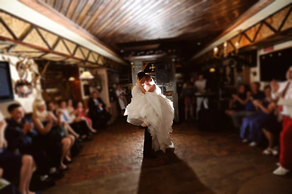 Brud och brudgum dansar på bröllopet — Stockfoto