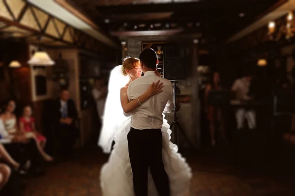 Braut und Bräutigam tanzen auf der Hochzeit — Stockfoto