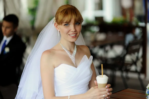 Joven novia en el día de la boda —  Fotos de Stock