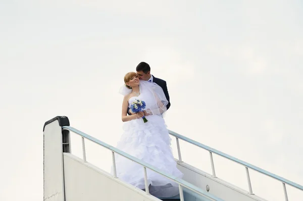Noiva feliz e noivo em seu casamento — Fotografia de Stock