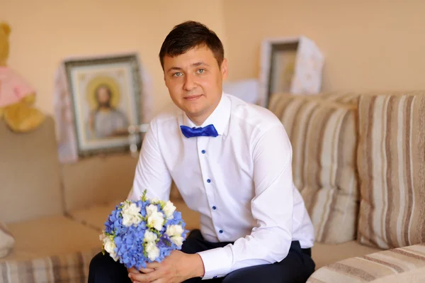 Groom dressing up in the room — Stock Photo, Image