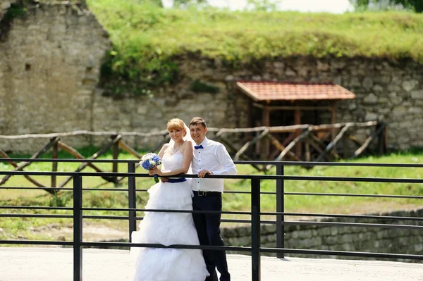 Noiva feliz e noivo em seu casamento — Fotografia de Stock