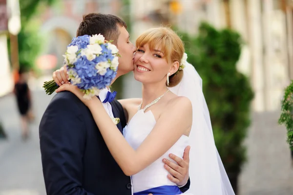 Felice sposa e lo sposo sul loro matrimonio — Foto Stock