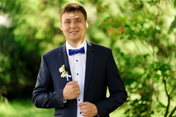 Novio guapo en el abrigo de boda —  Fotos de Stock