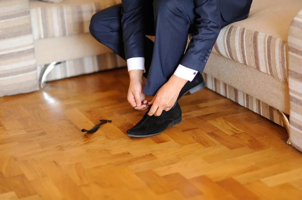 Groom dressing up in the room — Stock Photo, Image