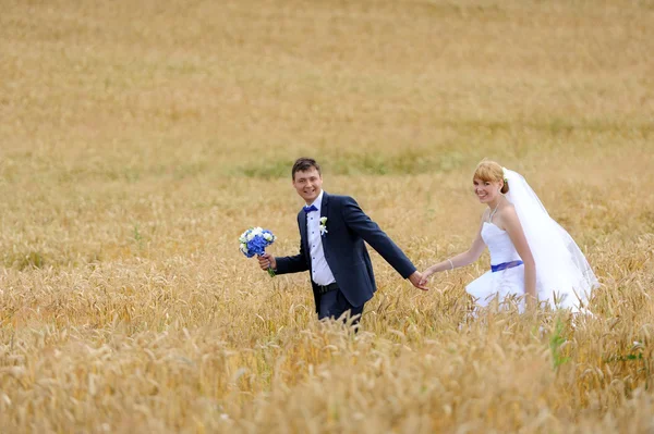 Glückliche Braut und Bräutigam zur Hochzeit — Stockfoto