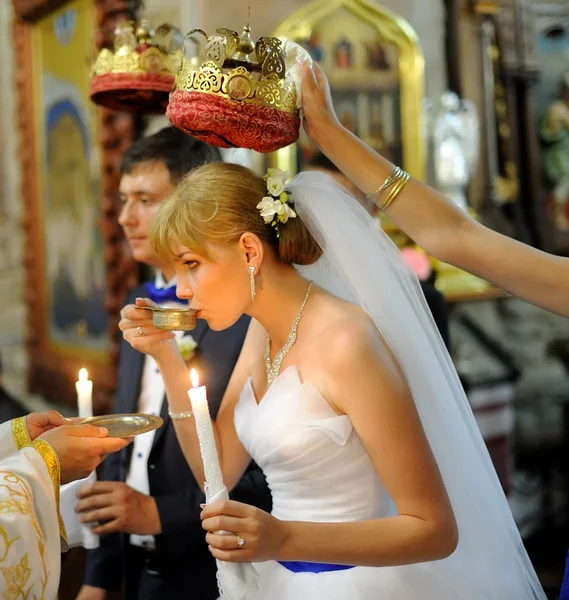 Noiva e noivo na igreja — Fotografia de Stock