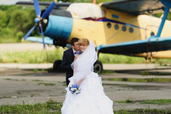 Happy bride and groom on their wedding — Stock Photo, Image