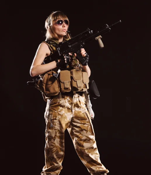 Beautiful army girl with gun — Stock Photo, Image