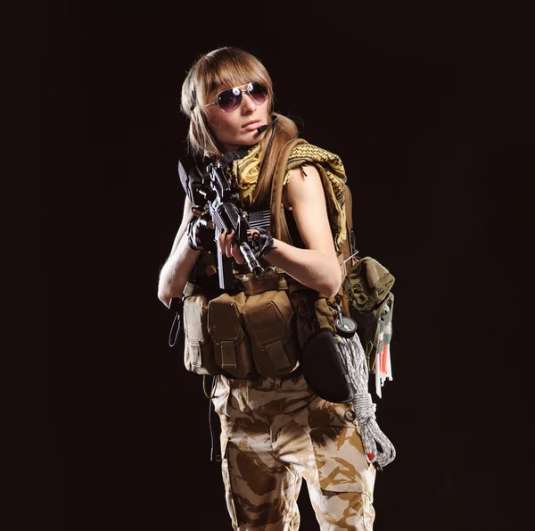 Beautiful army girl with gun — Stock Photo, Image