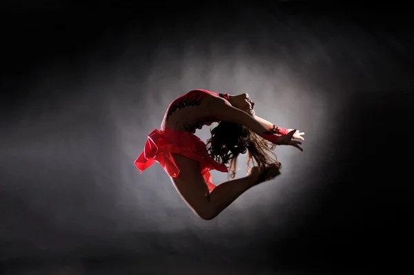 Jong meisje doet gymnastiek — Stockfoto