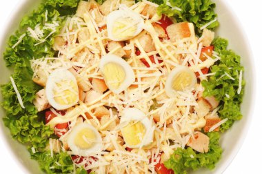 taze salata tavuk göğsü, peynir ve yumurta ile