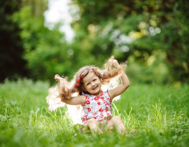 yeşil bir bahçe içinde güzel kız