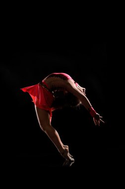 Genç kız jimnastik yapıyor.