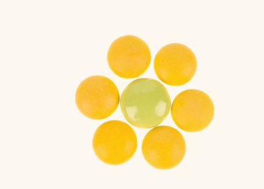 Beyaz arka planda izole edilmiş haplar