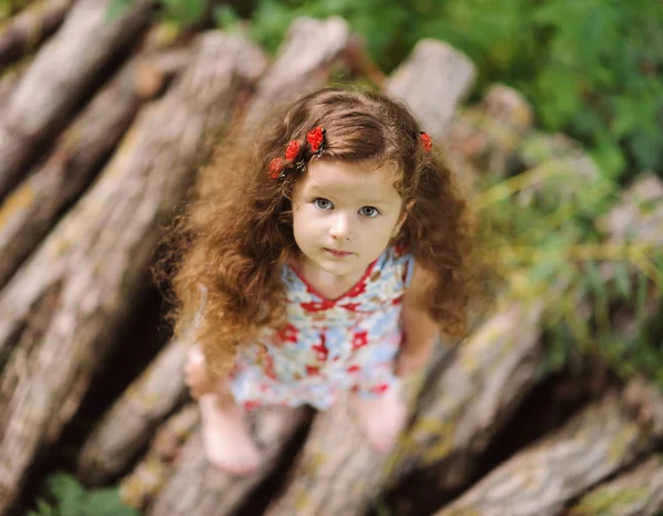 Pequena menina bonita no jardim verde — Fotografia de Stock