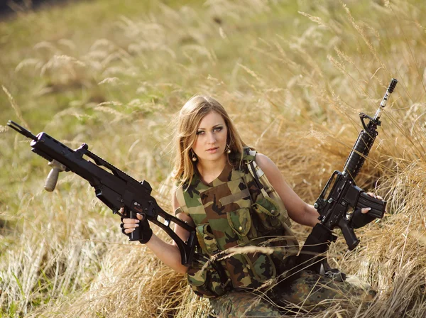 Belle fille armée avec des armes — Photo